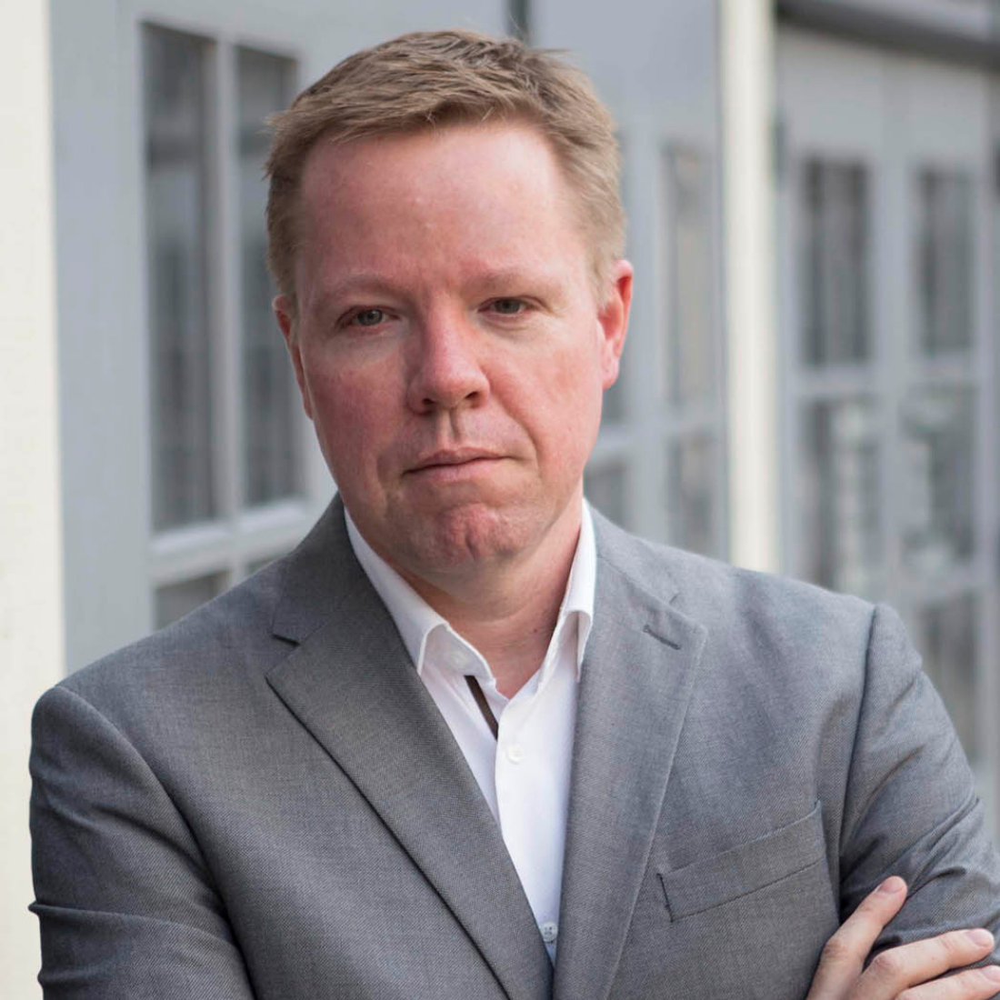 This image has an empty alt attribute, its filename is Lee-Carney-Square.png